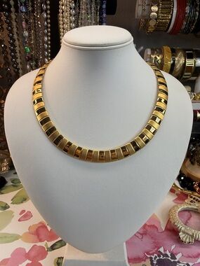 Elegant Vintage Gold & Satin Finish Heir bone Collar Necklace
